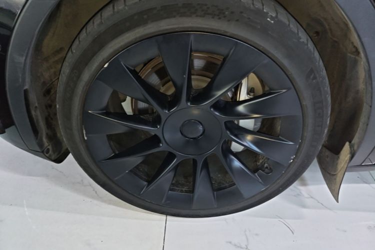 Tesla Model Y 2023 immagine di auto #4