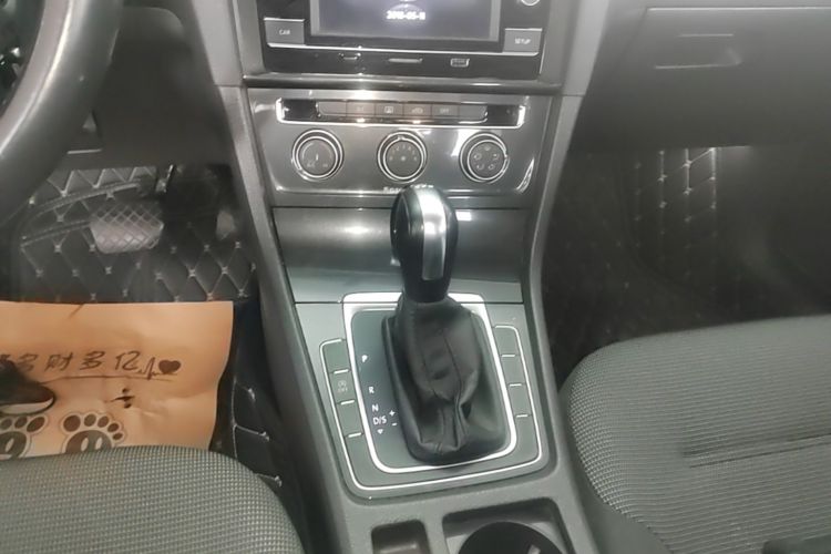 Volkswagen Golf 2017 car image #18