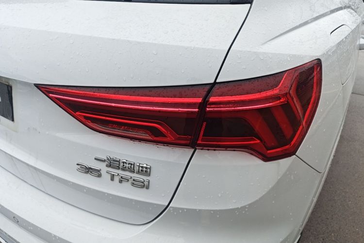 Audi Q3 2021 car image #8