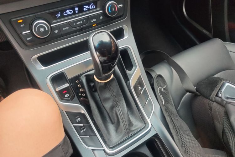 GEELY Emgrand 2019 #14 GEELY Emgrand 2019 car image #14