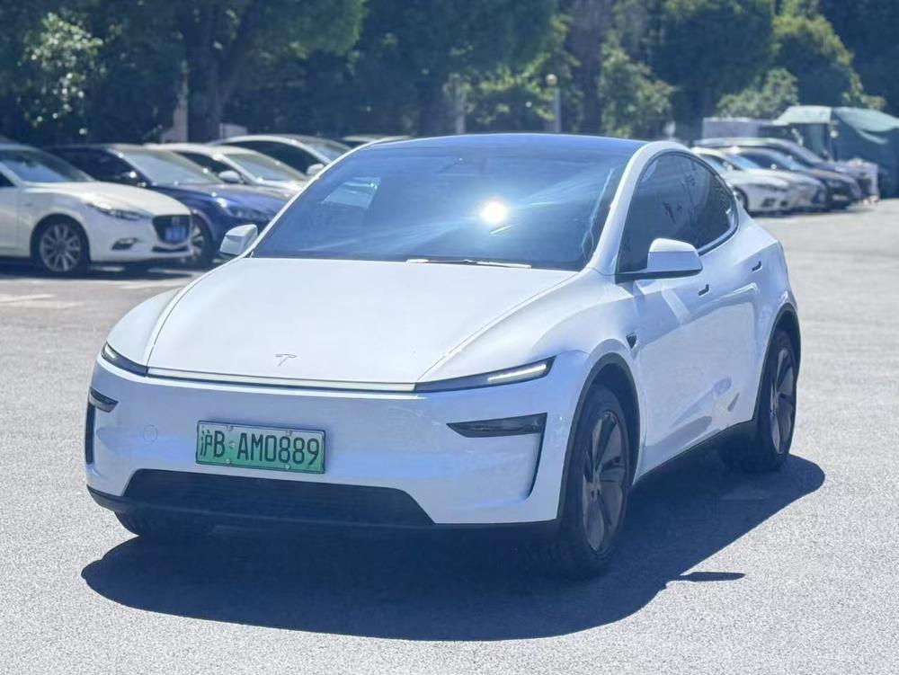 Tesla Model Y 2026 immagine di auto 