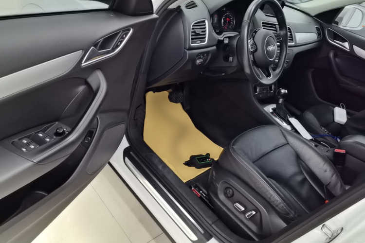 Audi Q3 2017 car image #16