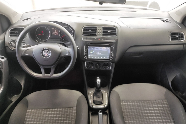 Volkswagen Polo 2016 car image #11