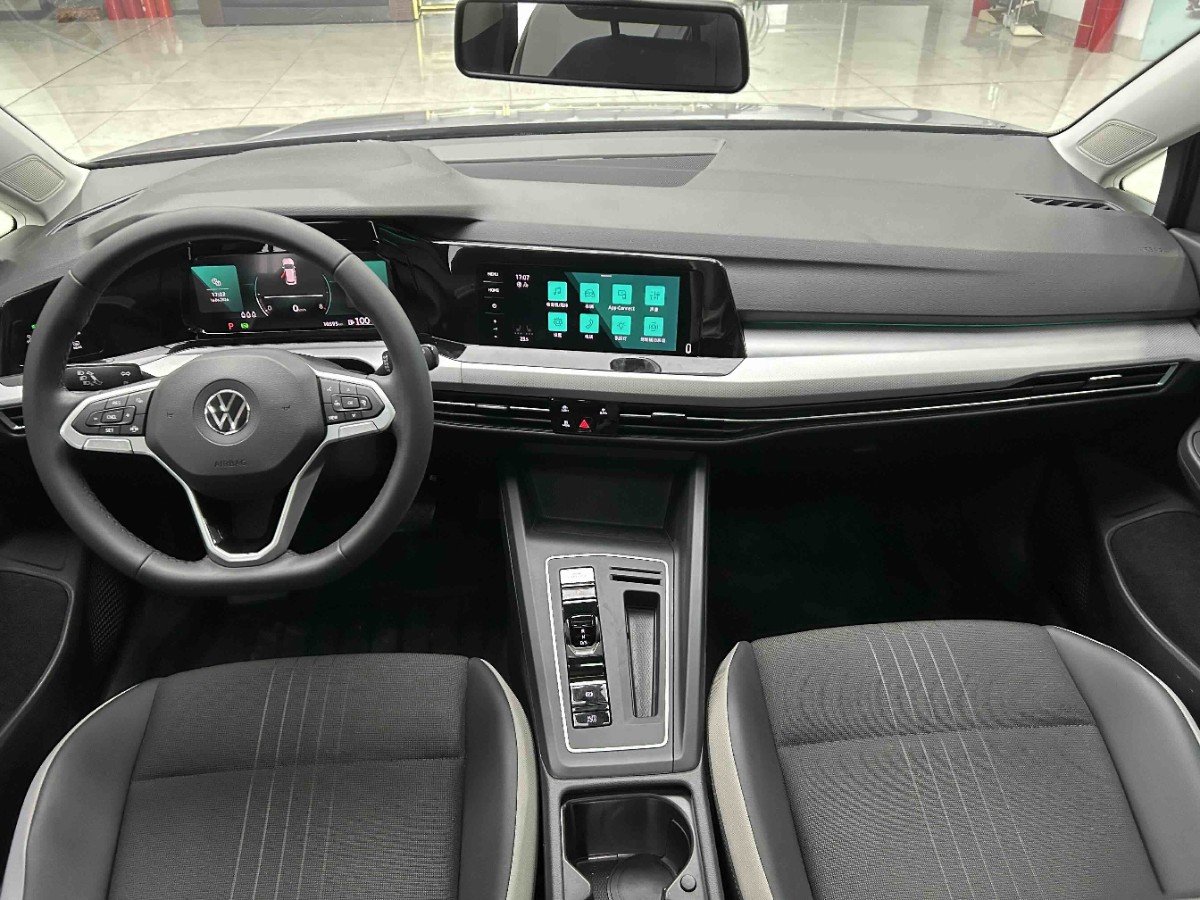 Volkswagen Golf 2023 car image #2
