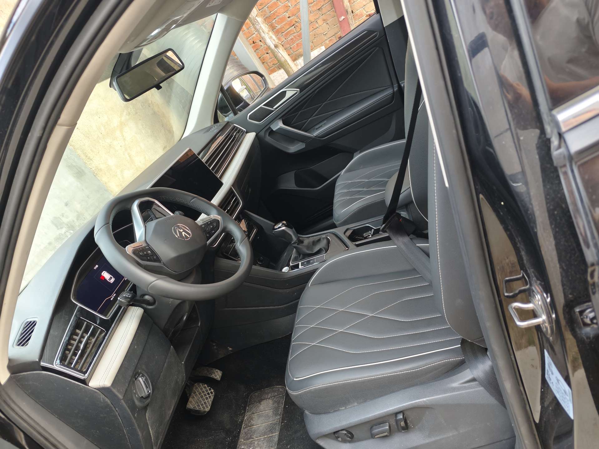 Volkswagen Tiguan L 2025 immagine di auto #2