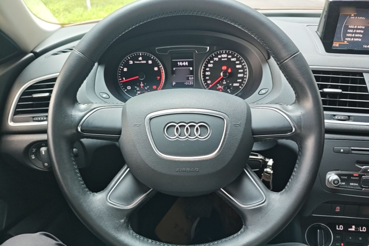 Audi Q3 2019 car image #11
