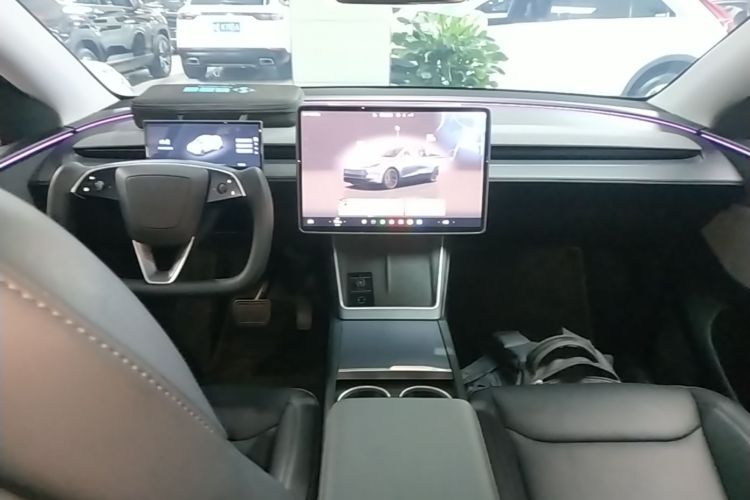 Tesla Model Y 2025 #11 Tesla Model Y 2025 car image #11