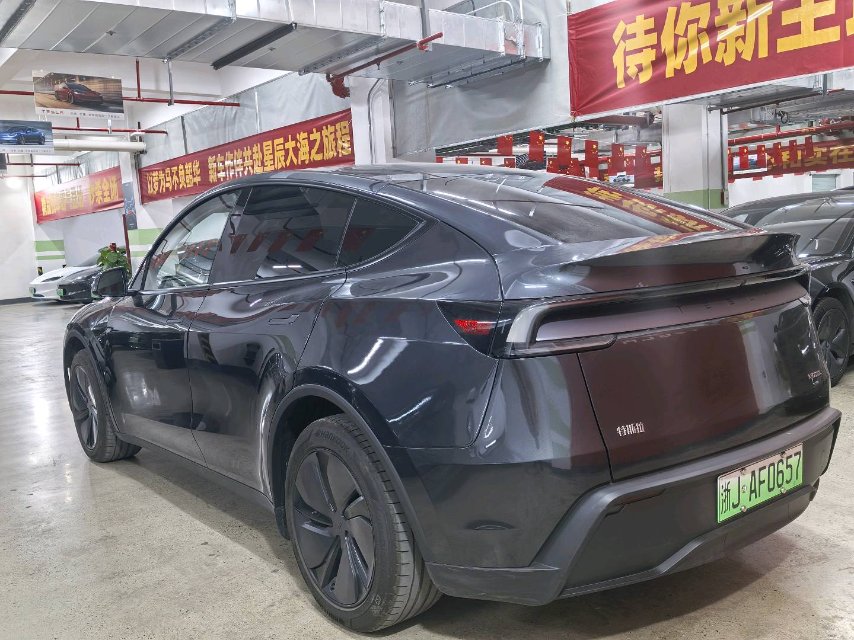 Tesla Model Y 2025 #8 Tesla Model Y 2025 car image #8