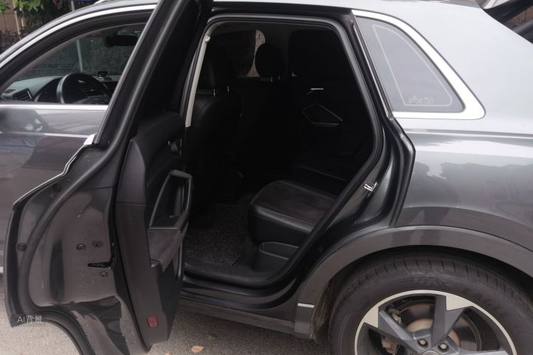 Audi Q3 2020 car image #19