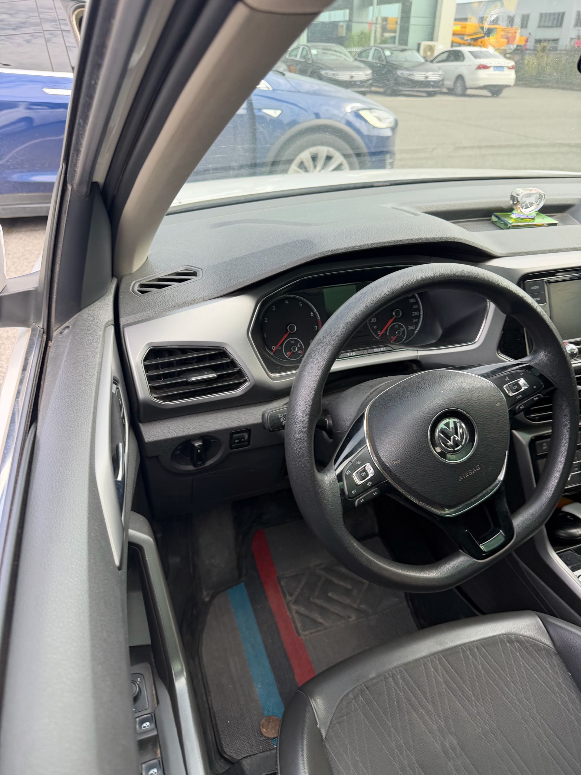 Volkswagen T-Cross 2019 car image #3