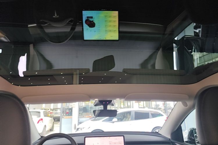 Tesla Model Y 2023 car image #18