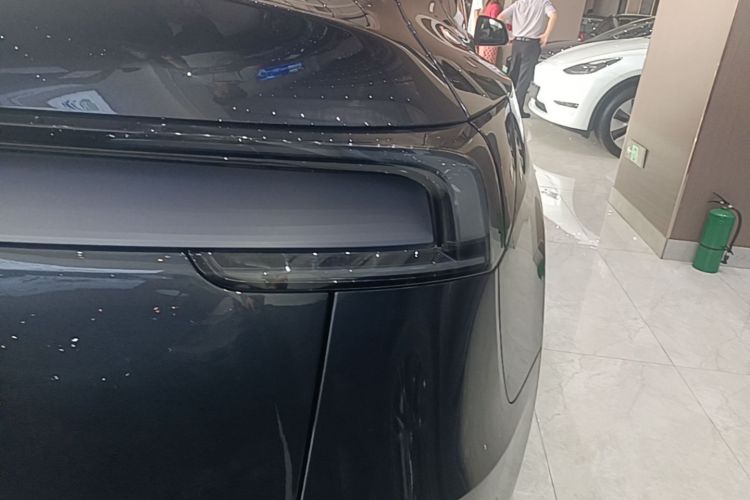 Tesla Model Y 2025 immagine di auto #8
