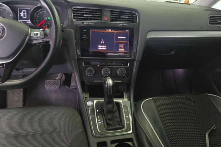 Volkswagen Golf 2020 car image #13