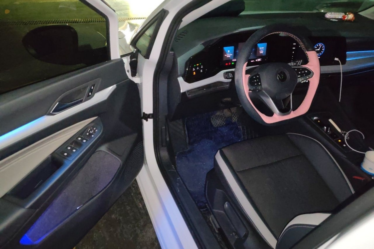 Volkswagen Golf 2022 car image #9