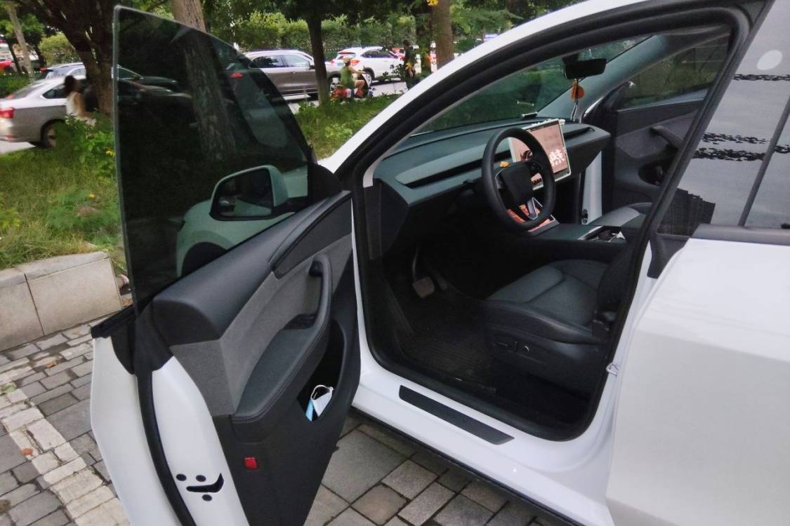 Tesla Model Y 2025 immagine di auto #25