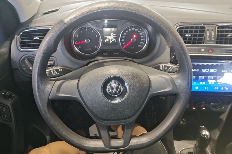 Volkswagen Polo 2015 car image #11