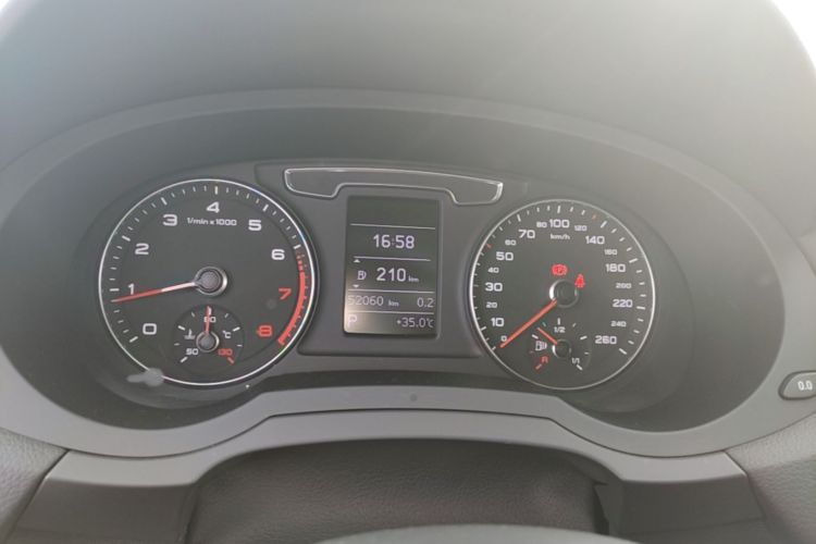 Audi Q3 2019 car image #12
