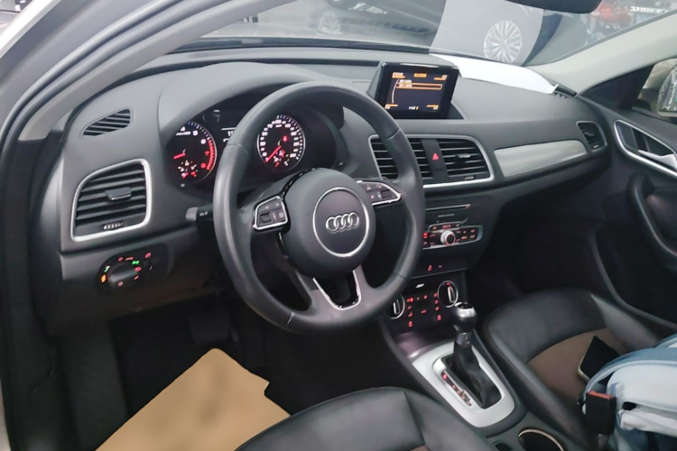 Audi Q3 2018 car image #10