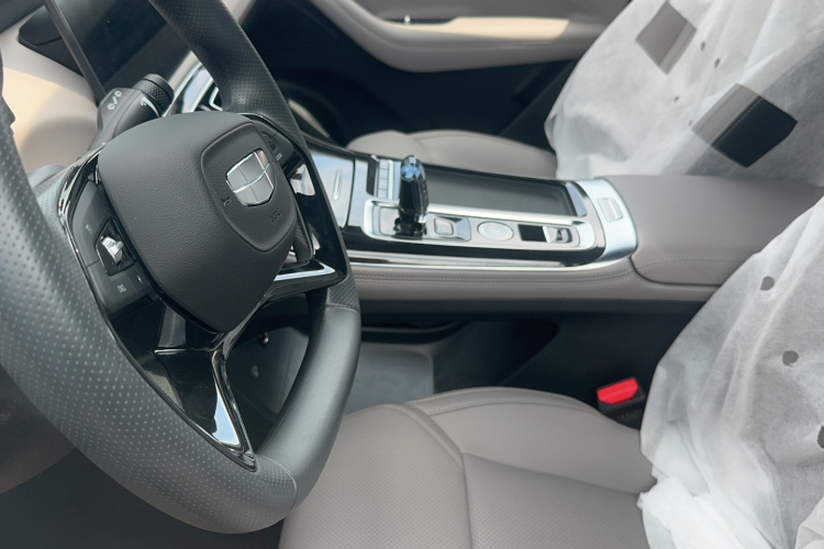 GEELY Boyue L 2025 car image #10