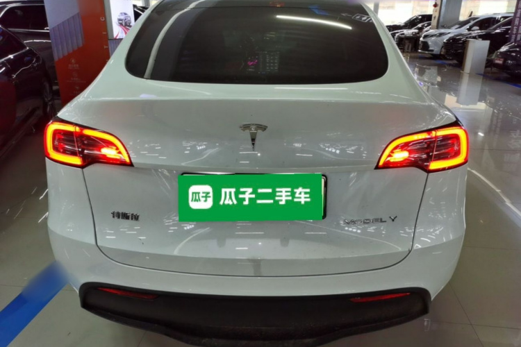 Tesla Model Y 2024 #6 Tesla Model Y 2024 immagine di auto #6