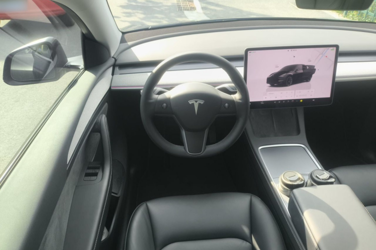 Tesla Model Y 2023 car image #15