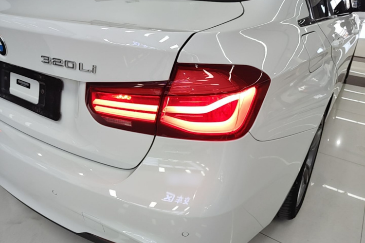 BMW 3 Series 2018 #8 BMW 3 Series 2018 car image #8