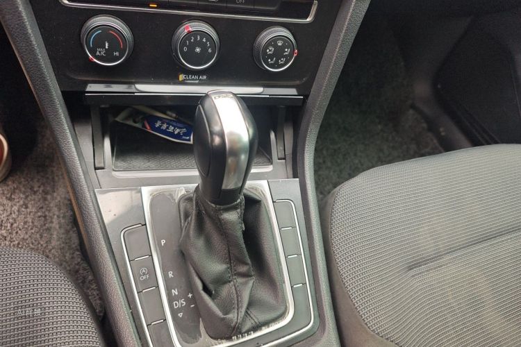 Volkswagen Golf 2019 car image #16