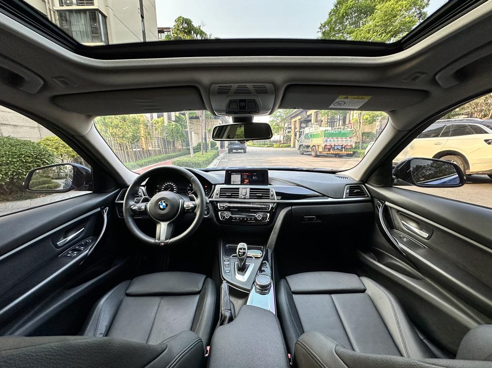 BMW 3 Series 2018 car image #12