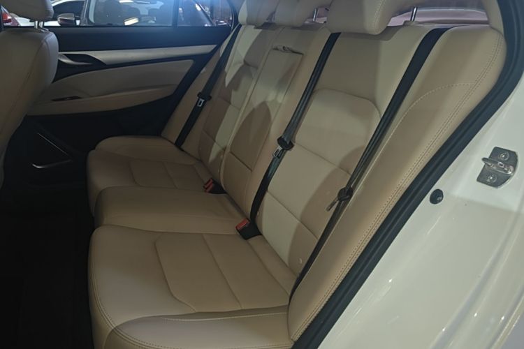 GEELY Emgrand 2018 car image #17