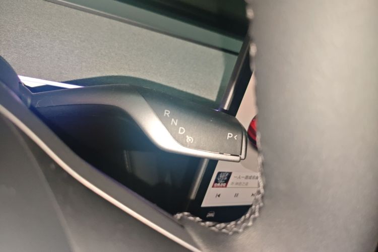 Tesla Model Y 2025 car image #19