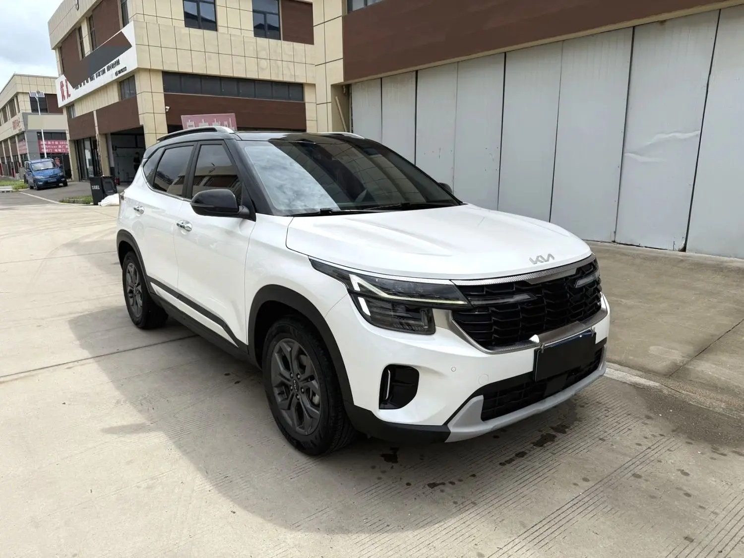 Kia Seltos 2024 car image #2