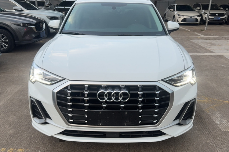 Audi Q3 2022 car image #3