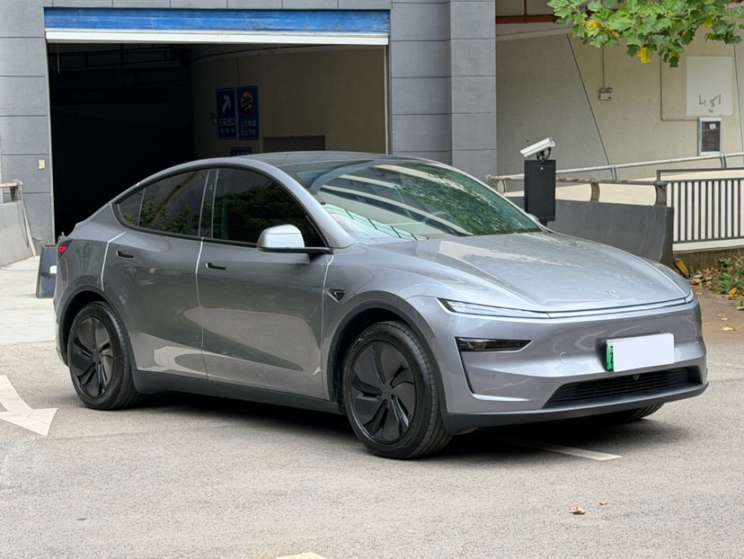 Tesla Model Y 2025 #3 Tesla Model Y 2025 car image #3