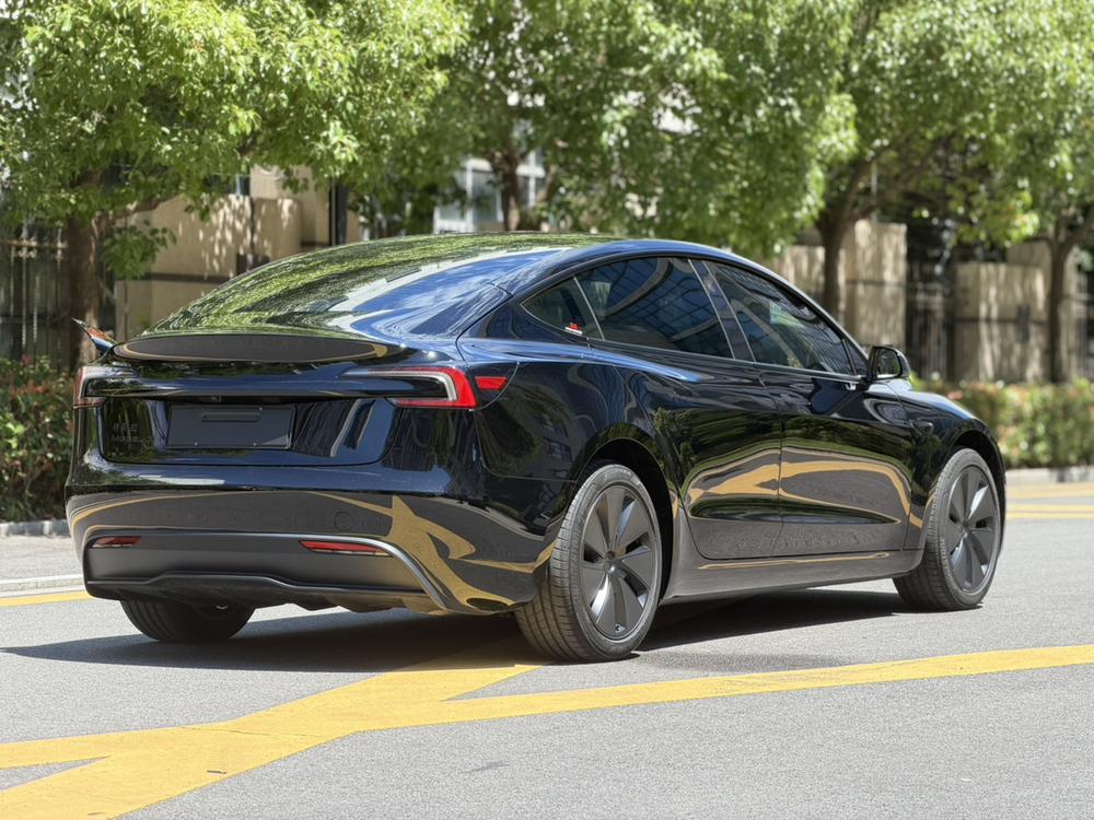 Tesla Model 3 2026 immagine di auto #6