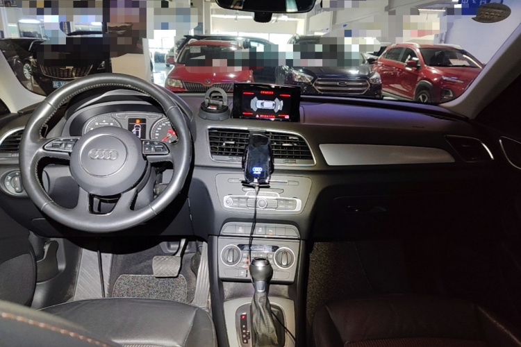 Audi Q3 2018 car image #10