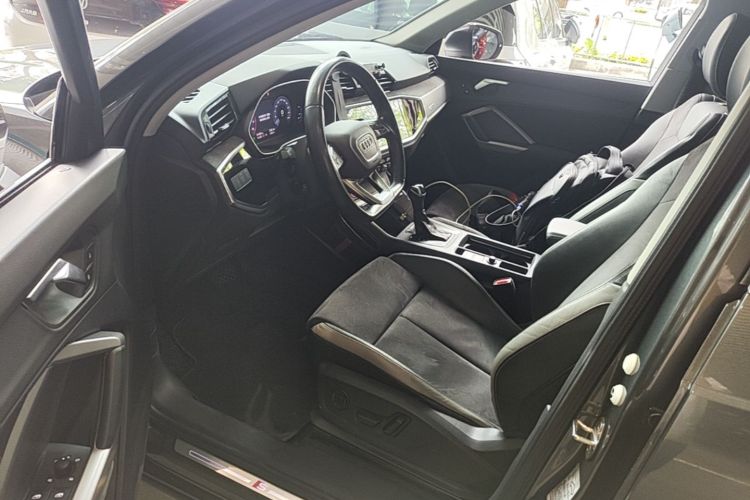 Audi Q3 2020 car image #16