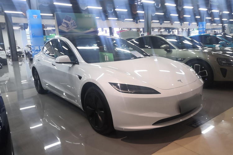Tesla Model 3 2024 car image #3