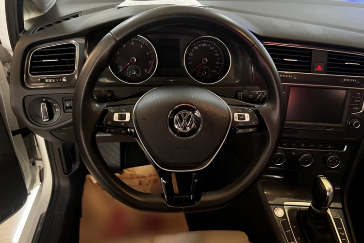 Volkswagen Golf 2017 car image #15
