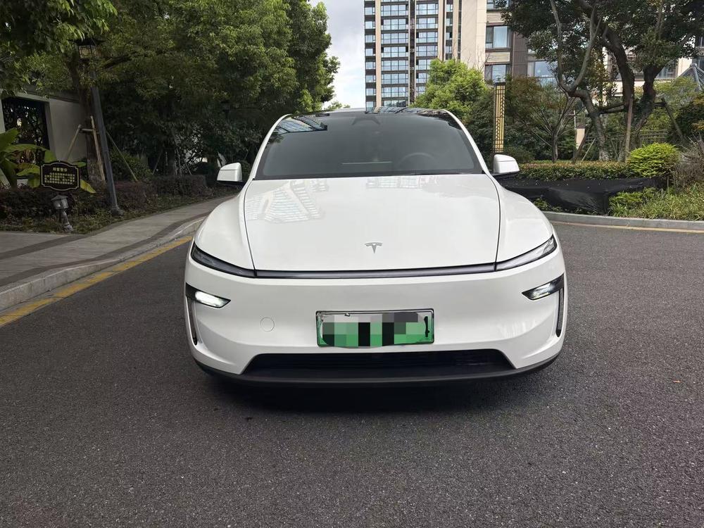 Tesla Model Y 2026 car image #2