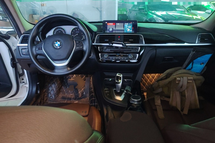 BMW 3 Series 2019 car image #10