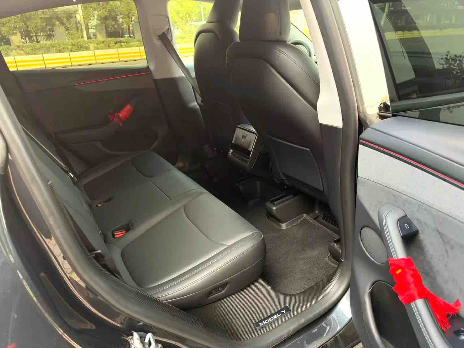 Tesla Model Y 2025 immagine di auto #6