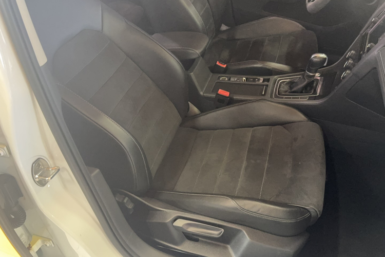 Volkswagen Golf 2018 car image #18