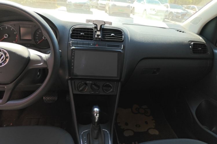 Volkswagen Polo 2018 car image #13