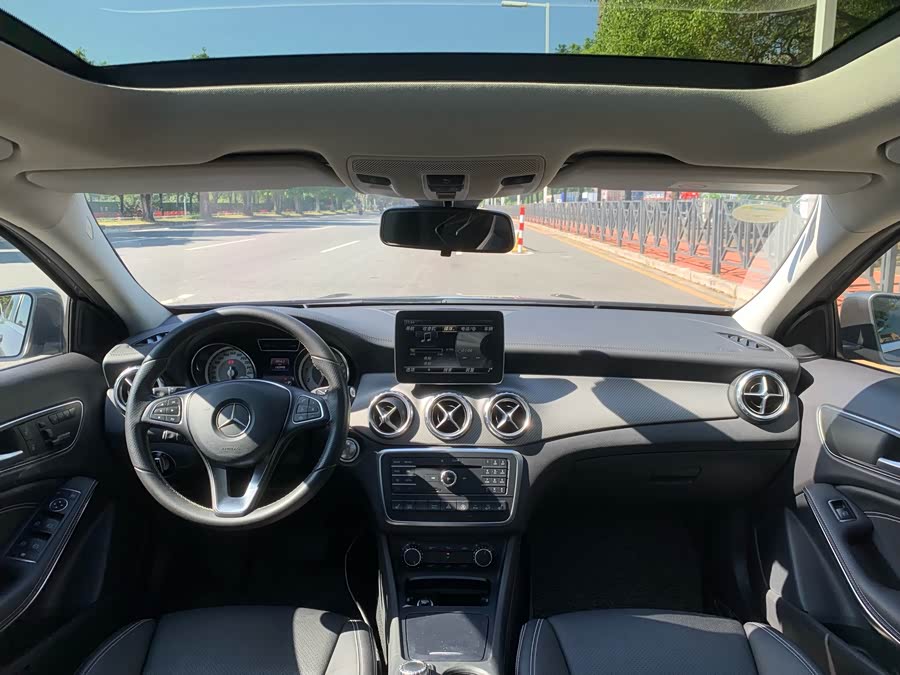 Mercedes-Benz GLA Class 2017 immagine di auto #29