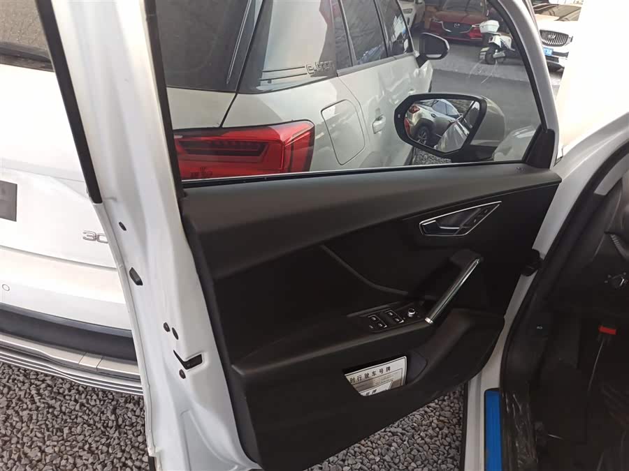 Audi Q2L e-tron 2021 صورة سيارة #29