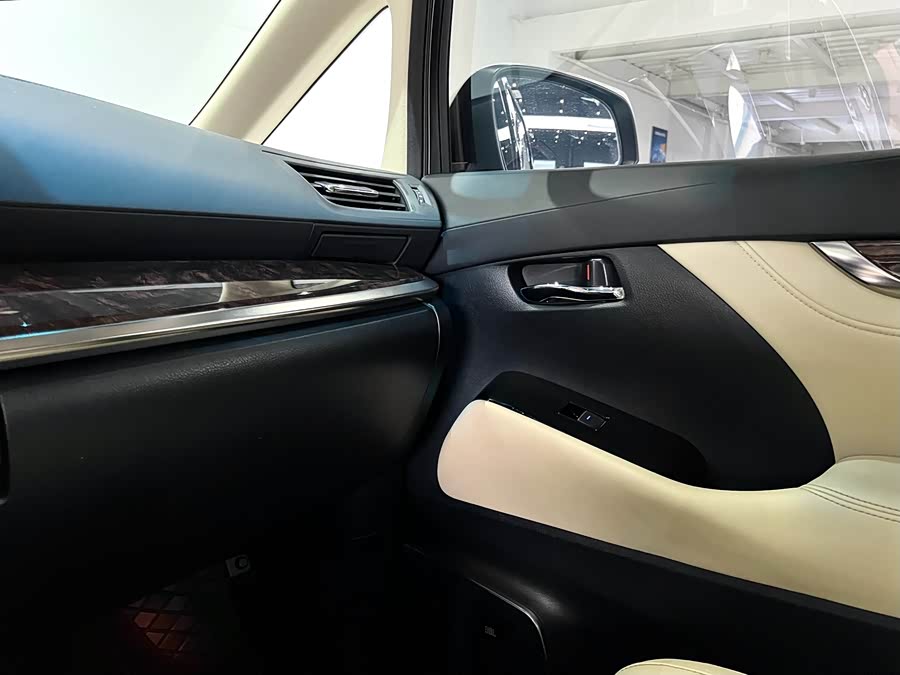 Toyota Alphard 2021 car image #29