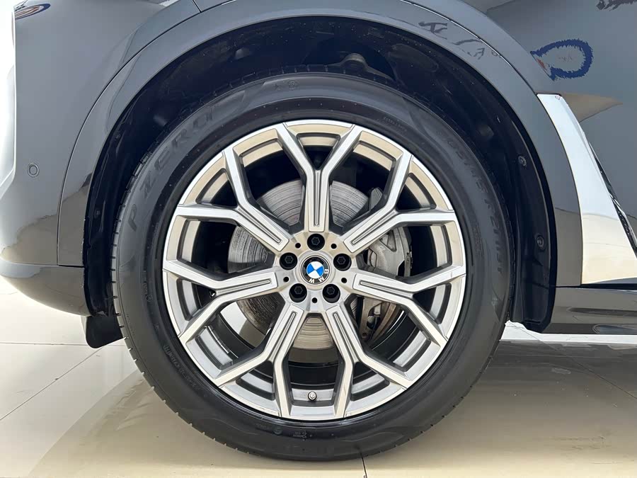 BMW X7 2023 car image #29