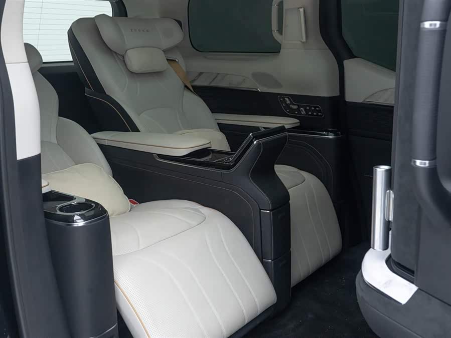 极氪 极氪009 2024 汽车图片 #29