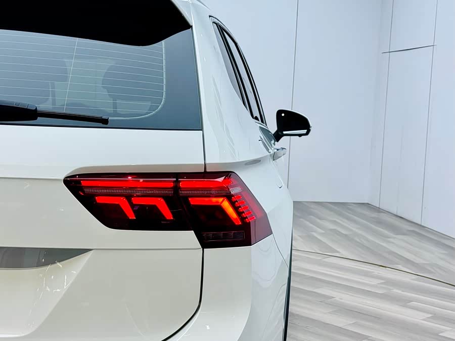 Volkswagen Tiguan L 2023 car image #29