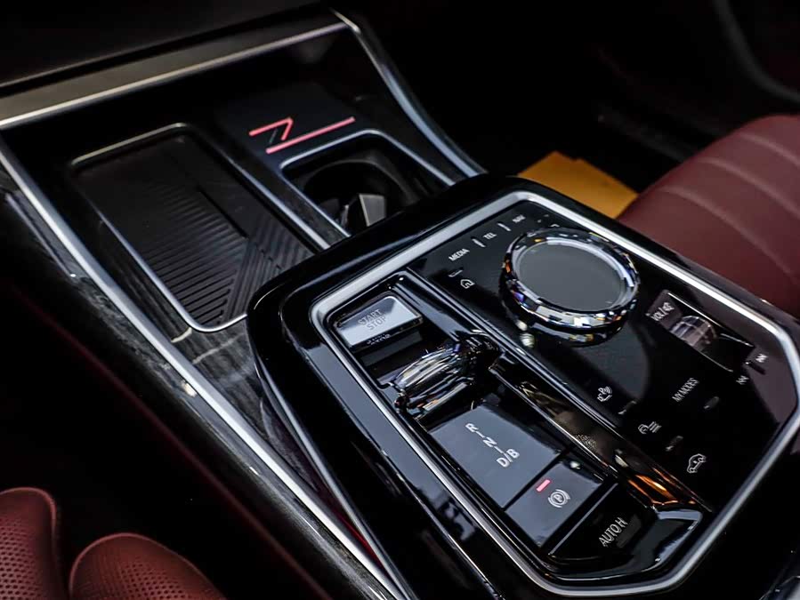 BMW i7 2024 car image #29